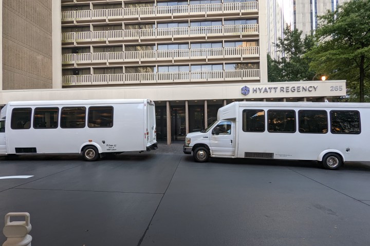 a bus that is parked on the side of a building